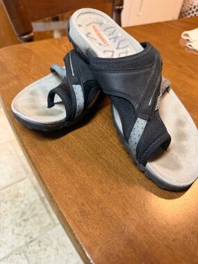 Women’s Black-White Memory Foam Merrell Sandals Size 8 PreOwned